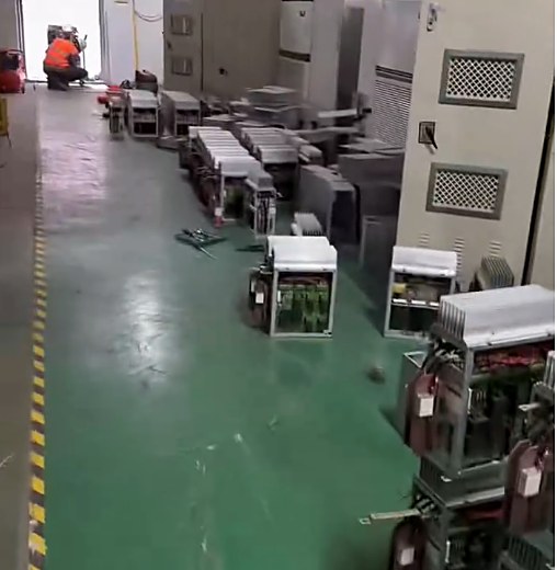 施耐德高压变频器维保现场,功率单元全部抽出检测 施耐德高压变频器维保现场,功率单元全部抽出检测